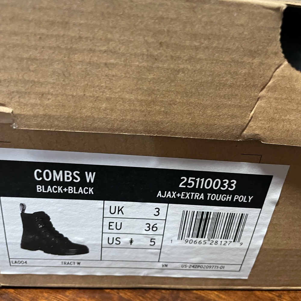 Dr. Martens Women's Combs W Combat
